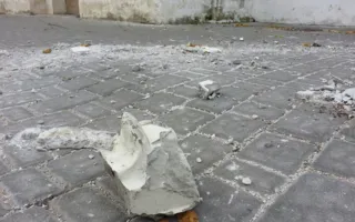 Карниз Матросского клуба кусками летит вниз — фотофакт