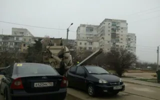 Бетономешалка на Корчагина свалила столб на легковушку