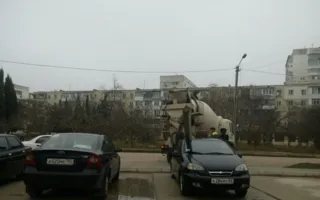 Бетономешалка на Корчагина свалила столб на легковушку