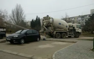 Бетономешалка на Корчагина свалила столб на легковушку