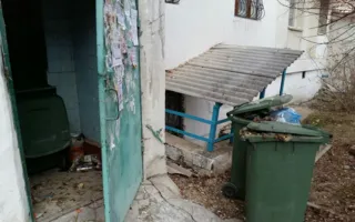 Бездействие ГУП довело подъезд дома на Музыки до состояния свалки