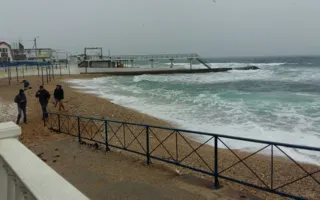 В парке Победы горожане окунались в море, несмотря на снег и ветер 