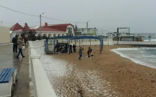 В парке Победы горожане окунались в море, несмотря на снег и ветер 