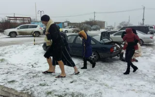 В парке Победы горожане окунались в море, несмотря на снег и ветер 