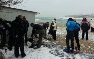 В парке Победы горожане окунались в море, несмотря на снег и ветер 