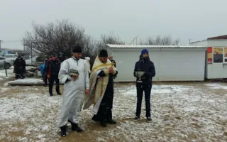 В парке Победы горожане окунались в море, несмотря на снег и ветер 