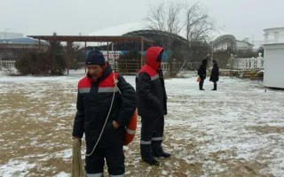 В парке Победы горожане окунались в море, несмотря на снег и ветер 