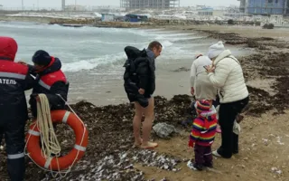 В парке Победы горожане окунались в море, несмотря на снег и ветер 
