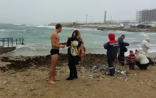 В парке Победы горожане окунались в море, несмотря на снег и ветер 