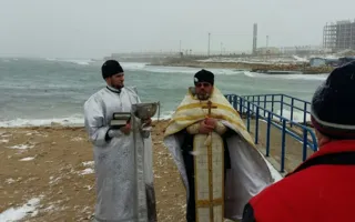 В парке Победы горожане окунались в море, несмотря на снег и ветер 