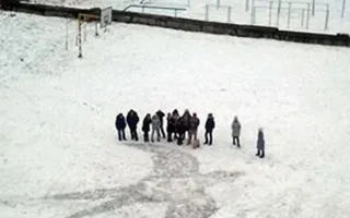 Дворник, пишущий картины метлой на снегу в Ижевске, покорил интернет