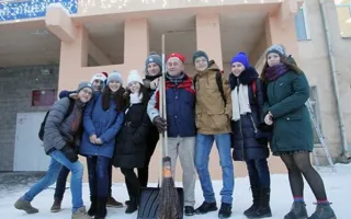 Дворник, пишущий картины метлой на снегу в Ижевске, покорил интернет