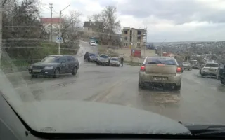 На скользком спуске Котовского столкнулись сразу шесть машин