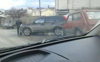 На скользком спуске Котовского столкнулись сразу шесть машин