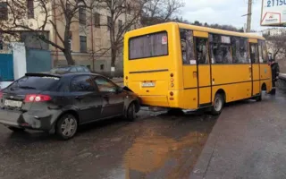 Автомобиль «Шевроле» вытолкнул автобус на тротуар в районе вокзала
