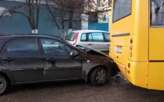 Автомобиль «Шевроле» вытолкнул автобус на тротуар в районе вокзала