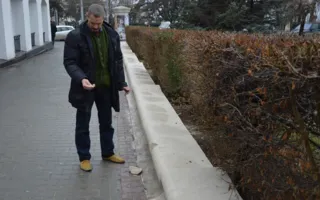 Новый парапет у памятника Сенявину уже начал разрушаться