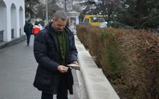 Новый парапет у памятника Сенявину уже начал разрушаться
