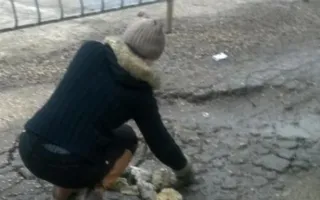 Водительница троллейбуса в Керчи сама заделала яму на дороге