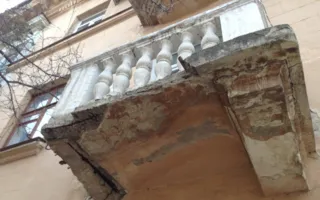 «Аварийные» балконы в центре Севастополя вот-вот обвалятся?