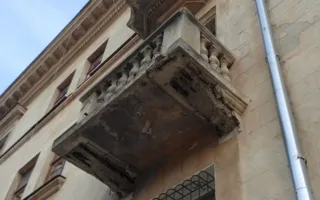«Аварийные» балконы в центре Севастополя вот-вот обвалятся?
