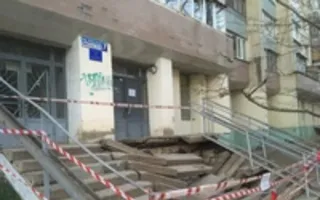 Рухнувшая лестница в крымской поликлинике покалечила ребёнка