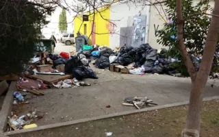 Севастополь продолжает обрастать мусором