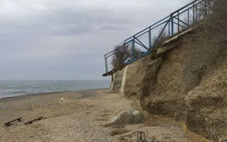 Пляж в Николаевке полностью разбит