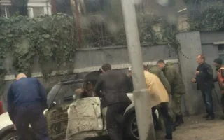 Девушка на иномарке врезалась в столб на Героев Севастополя