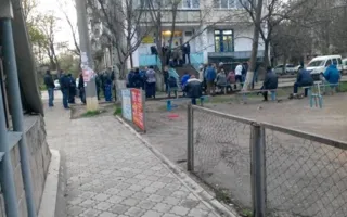 Чтобы попасть к врачу, севастопольцы занимают очередь с ночи