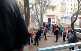 Чтобы попасть к врачу, севастопольцы занимают очередь с ночи