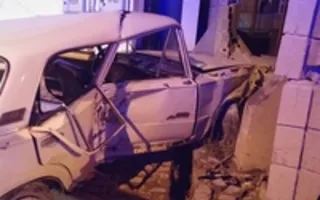 ВАЗ врезался в стену: Крымчан зажало в машине
