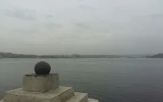 Набережная белокаменного Севастополя превращается... в руины