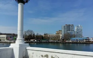 Набережная белокаменного Севастополя превращается... в руины