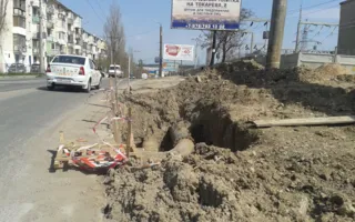 Вырытая «коммунальщиками» яма на Силаева готова «ловить» автомобили