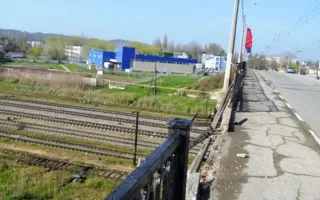 ВАЗ сорвался с моста в Керчи: пострадавшие в больнице