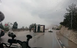 Грузовик завалился на бок на Ялтинской трассе