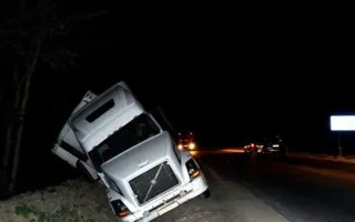 На трассе Симферополь-Феодосия снова опрокинулась фура