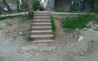 Жителям Севастополя пора учиться летать: лестницы рушатся на глазах