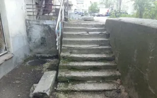 Жителям Севастополя пора учиться летать: лестницы рушатся на глазах