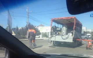 Дорожные рабочие создали пробку, оставив авто на дороге: пиво важнее?