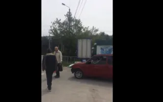 «Дай проеду, бл…», или как водителю мешал выехать дедушка на переходе