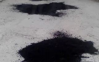 Асфальт во дворах Севастополя кладут... кляксами