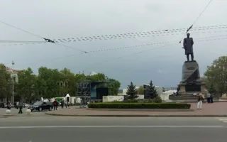 Подготовка к 9 мая: Севастополь моют, стригут газоны, натягивают провода