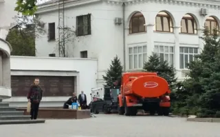 Подготовка к 9 мая: Севастополь моют, стригут газоны, натягивают провода