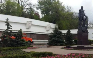 Подготовка к 9 мая: Севастополь моют, стригут газоны, натягивают провода