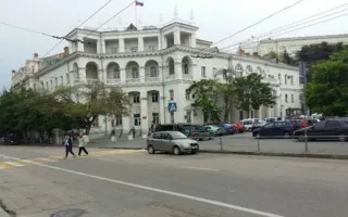 Запрет на парковку в центре Севастополя писан не для всех?