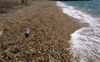 Пляж Учкуевки загрязнён мазутом