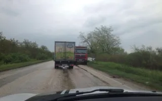 На скользкой трассе между Феодосией и Керчью перевернулась фура 