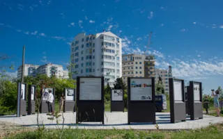 Выставка «Творец» открылась в уличной галерее «Парк»